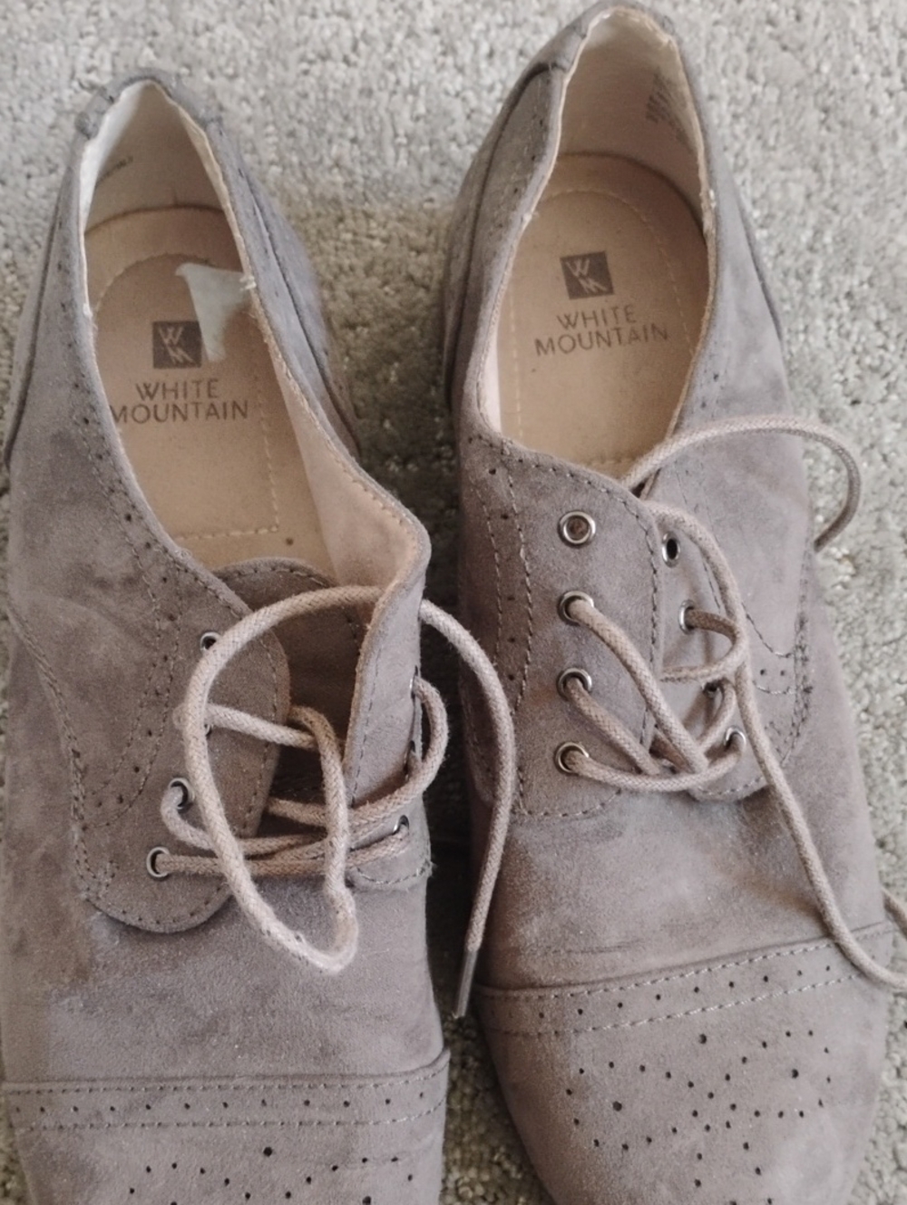 White Mountain Women's Taupe Suede Lace-Up Oxfords. Size 8..Like New